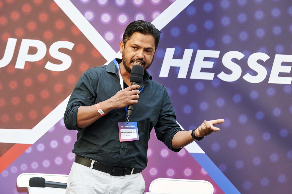 SYNAC.IO pitching on stage at STARTUPS X HESSENMETALL 2026